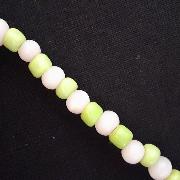 ** Green and White Beaded Necklace - Picture 3 of 5